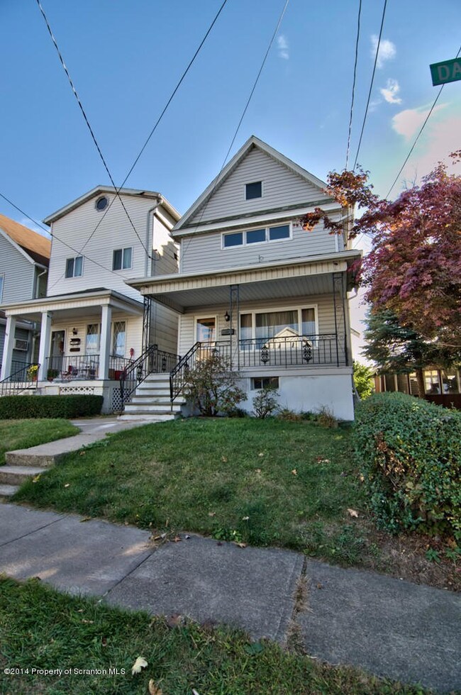1307 Dartmouth St, Scranton, PA 18504 - photo 2