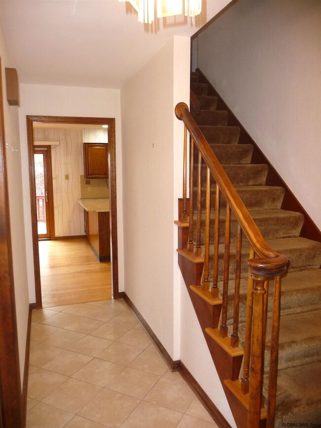 1404 Orlyn Dr, Schenectady, NY 12309 - photo 4