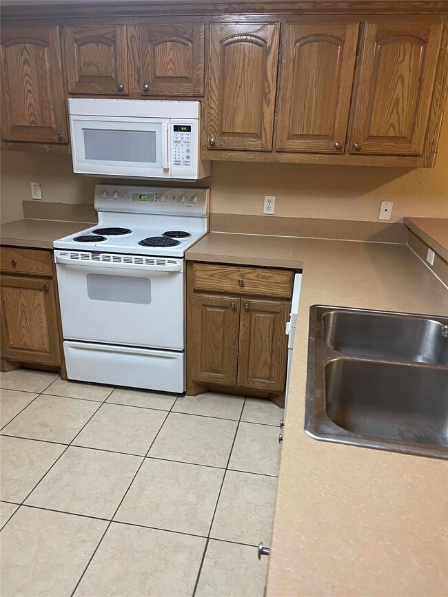 1112 W Spring St, Weatherford, TX 76086 - photo 2