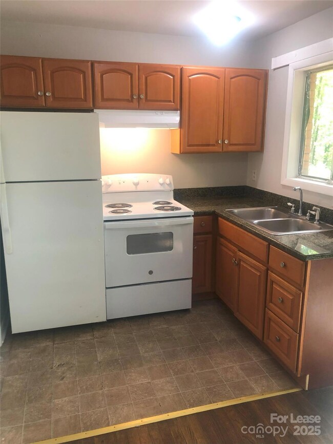 622 Camrose Dr, Charlotte, NC 28215 - photo 4