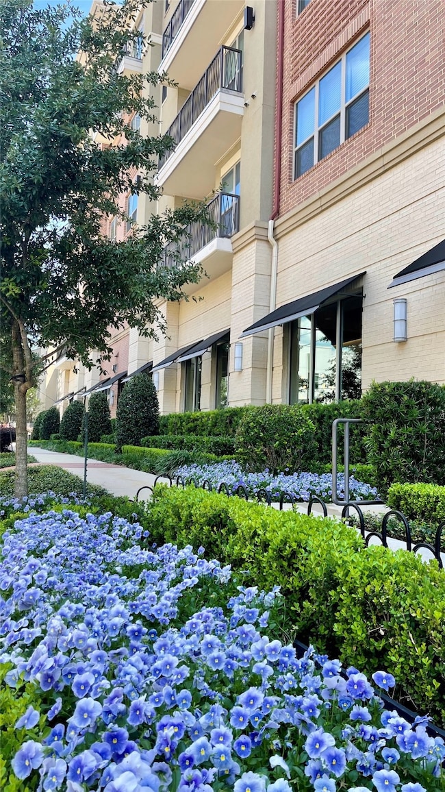 Central location to all of Houston's business districts; River Oaks adjacent over the Bayou, 8 minutes to Downtown or the Galleria. Recent construction design centric boutique buildings located in a tree lined residential area