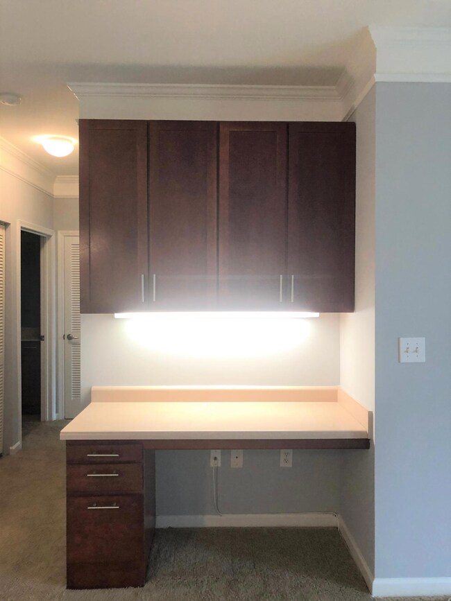 Built-in desk
