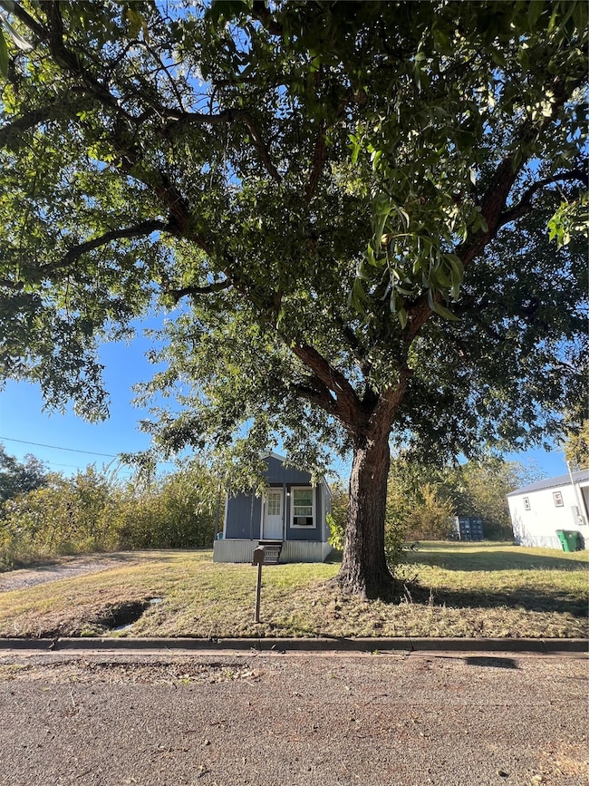 View of front facade featuring a front yard
