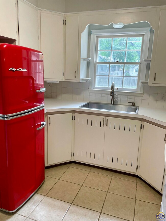 2030 SW Collins Ave, Topeka, KS 66604 - photo 7