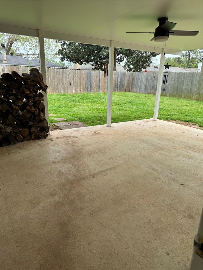 View of patio / terrace with ceiling fan
