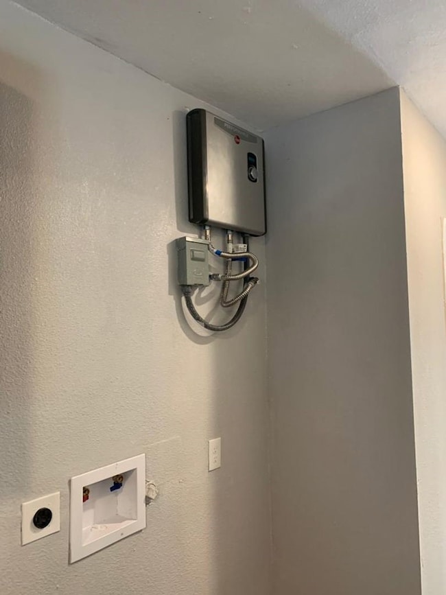 211 E Sterling St unit 4, Baytown, TX 77520 - photo 6