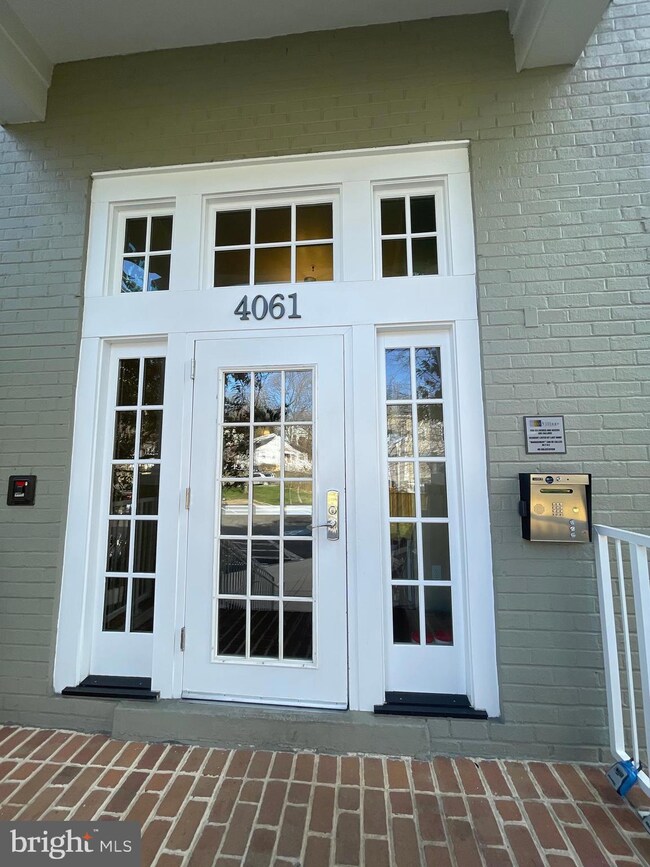 4061 S Four Mile Run Dr unit 301, Arlington, VA 22204 - photo 2