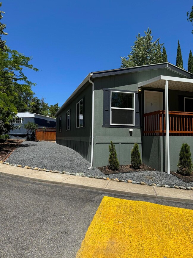 1055 N 5th St unit 103, Jacksonville, OR 97530 - photo 2