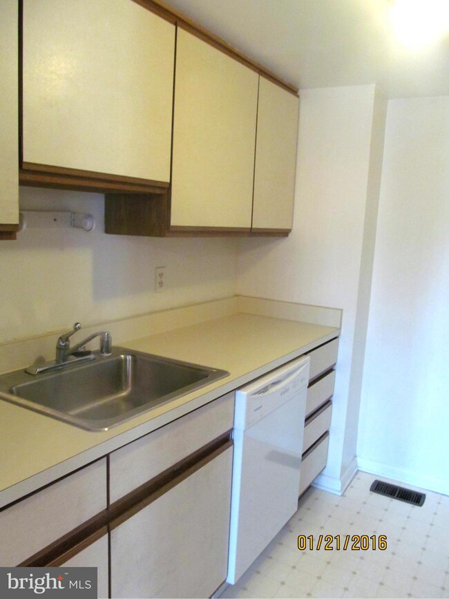 81 Eastford Ct unit 11, Parkville, MD 21234 - photo 6