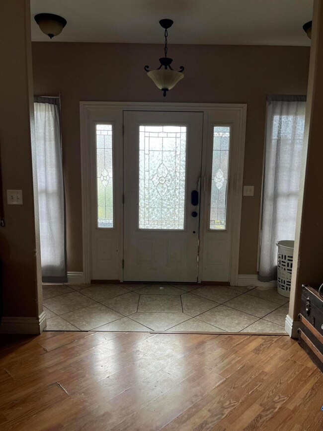 607 Howard Entrance
