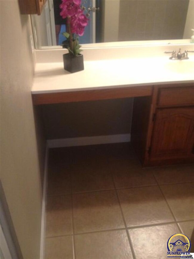 2318 SW Briarwood Plaza unit 202D, Topeka, KS 66611 - photo 5
