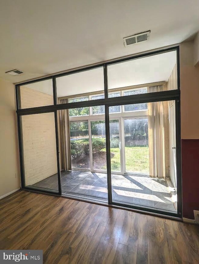 1621 Parkcrest Cir unit 101, Reston, VA 20190 - photo 2