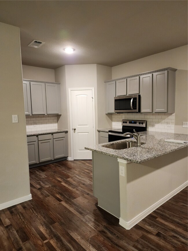 2909 4th St, Bay City, TX 77414 - photo 3