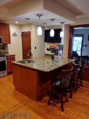 Built -In Eating with Granite Counters