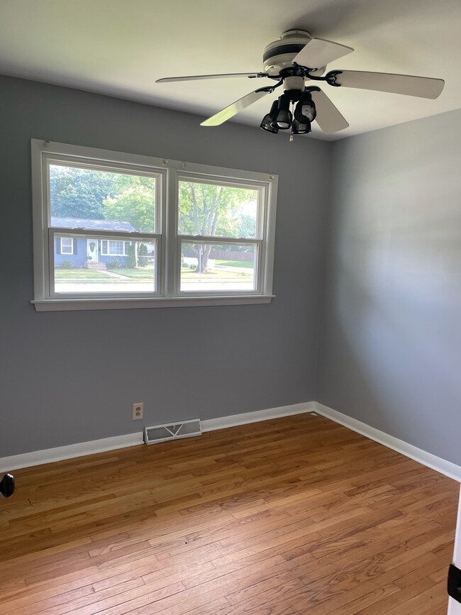 1539 W Illinois Ave, Aurora, IL 60506 - photo 4