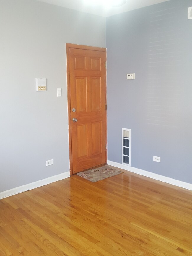 5543 W Barry Ave unit 1, Chicago, IL 60641 - photo 7