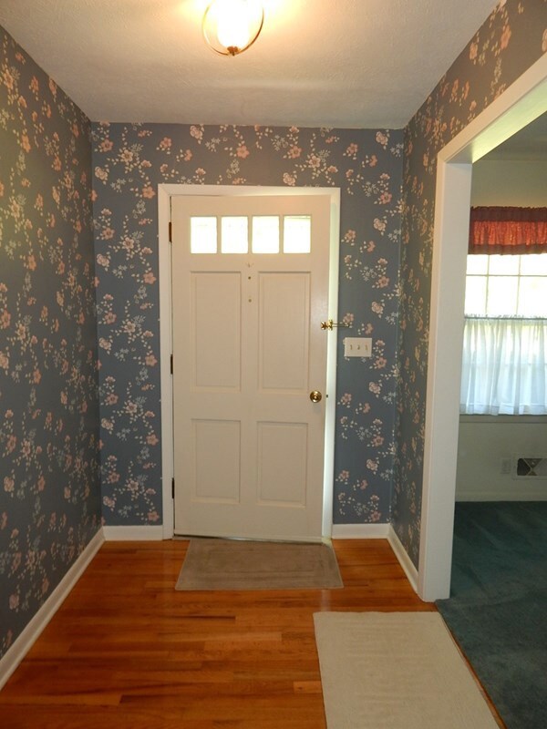 WOOD FLOORS PROPBABLY THROUGH OUT