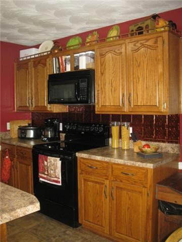 Gorgeous kitchen with lots of cabinets