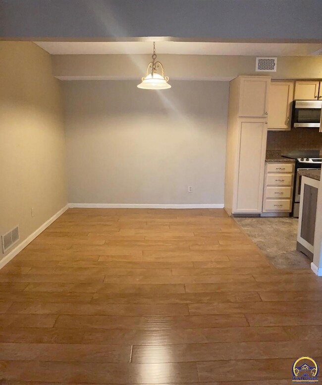 5641 SW Foxcroft Cir S unit 101, Topeka, KS 66614 - photo 4