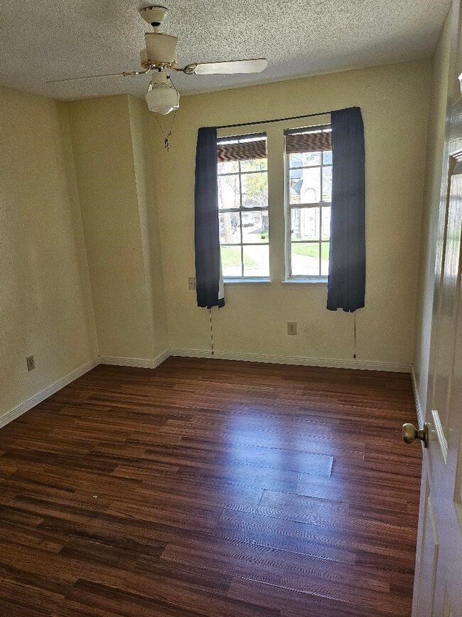 6215 Francis Marion Dr, Houston, TX 77091 - photo 5