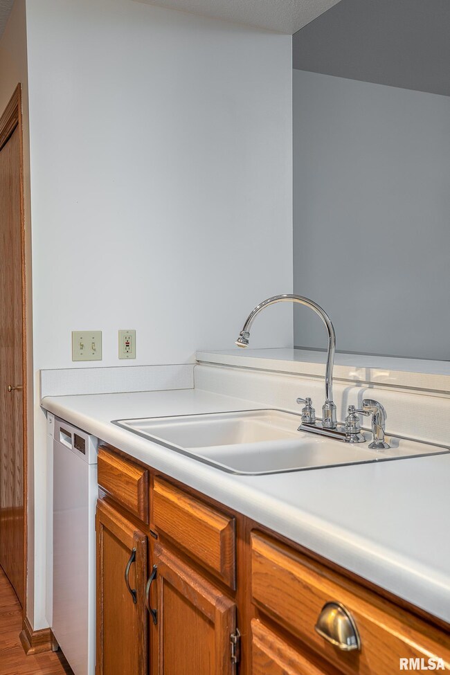 2428 W 60th Place, Davenport, IA 52806 - photo 7