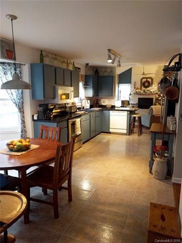 eat-in kitchen looking to living room