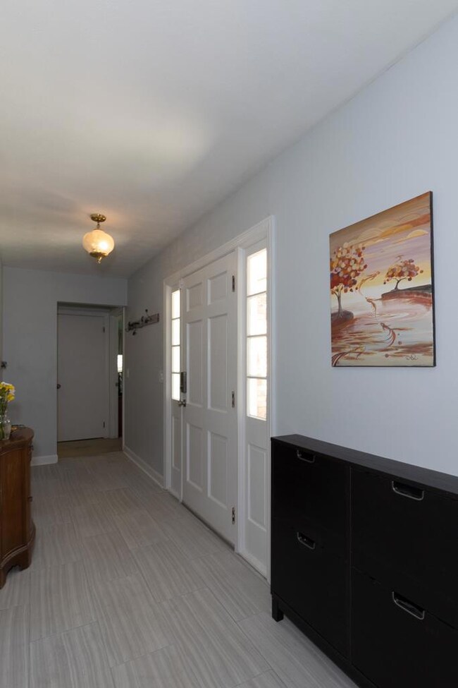 Large Foyer w entry to kitchen, living room, and h