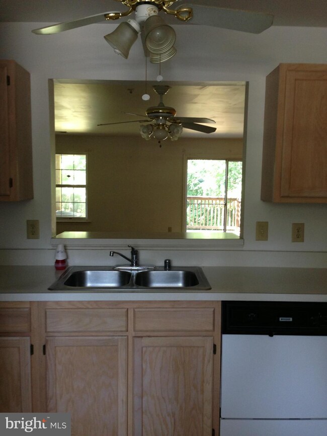 4128 Applegate Ct, Suitland, MD 20746 - photo 5