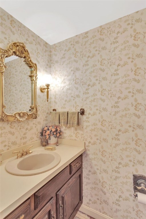 ELEGANT POWDER ROOM

