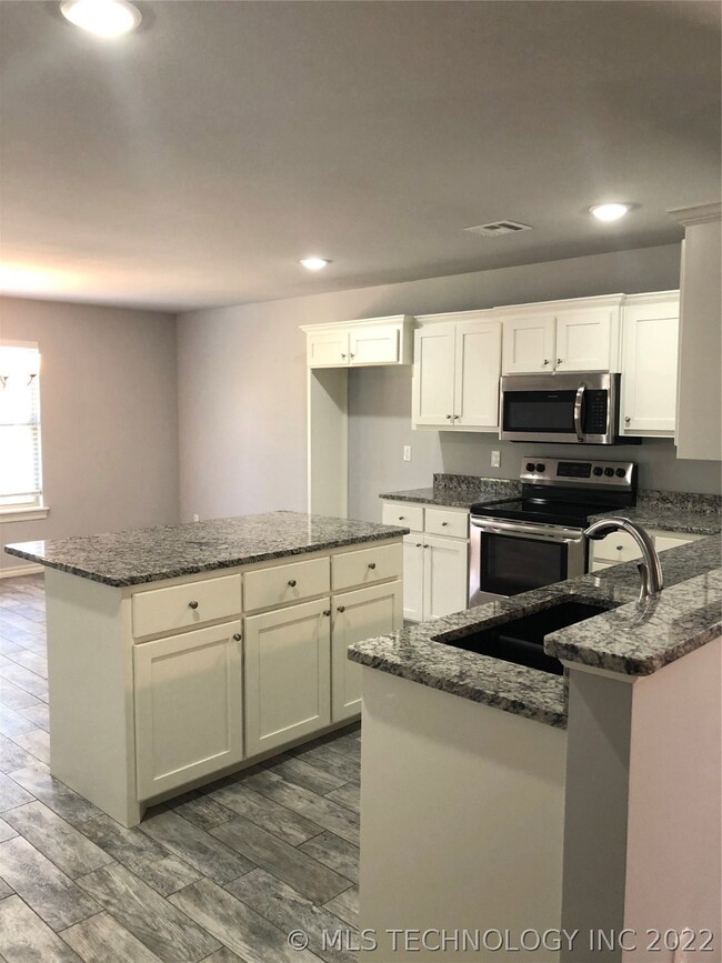 1137 E Mckinley Ave, Sapulpa, OK 74066 - photo 4