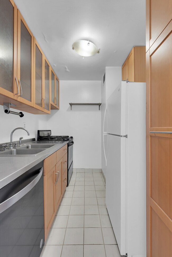 Lincoln Towers unit 19L, New York, NY 10023 - photo 3