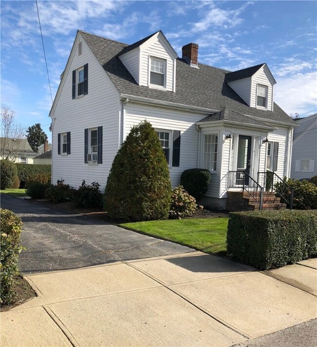 86 Eustis Ave, Newport, RI 02840 - photo 2