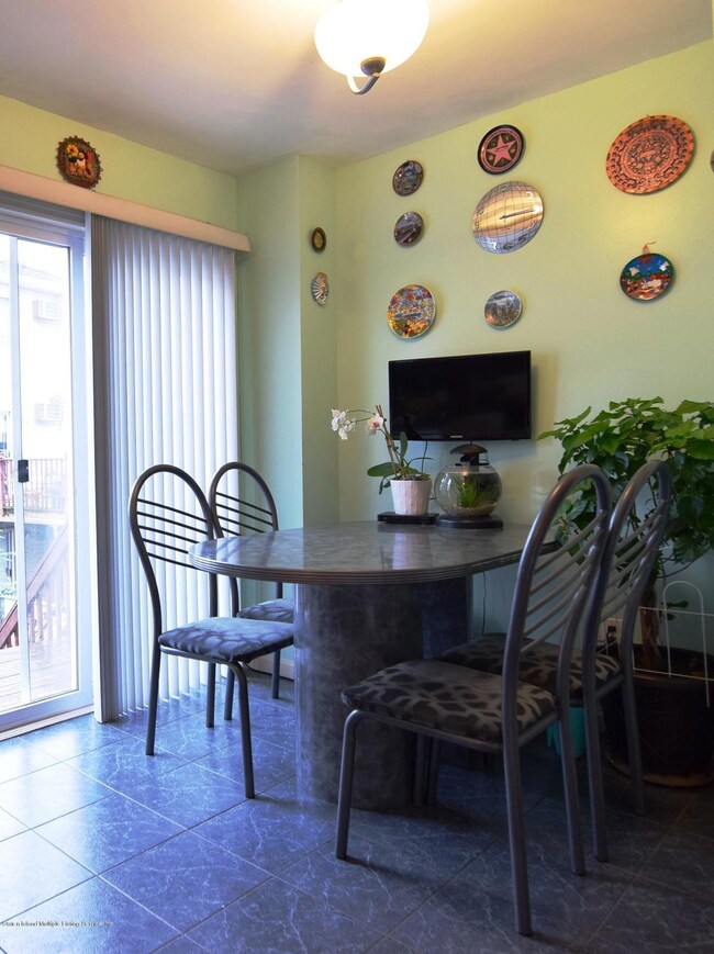 (5) Dinette