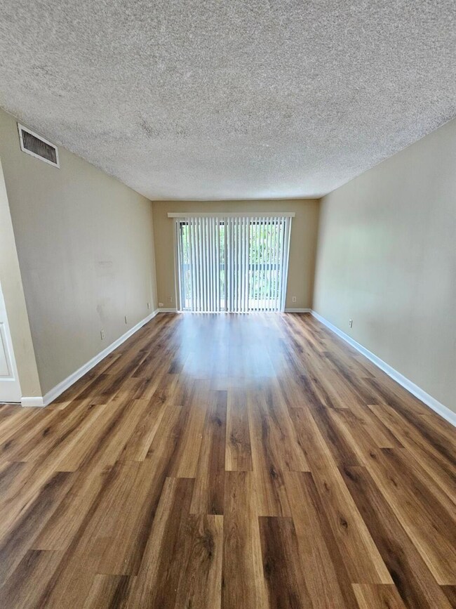 Presidential Golfview unit 2050, West Palm Beach, FL 33401 - photo 2