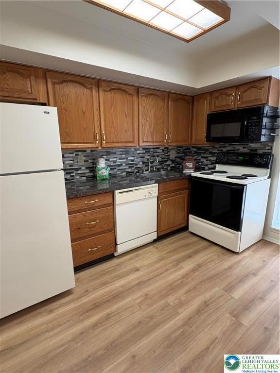 Kitchen w/microwave and dishwasher