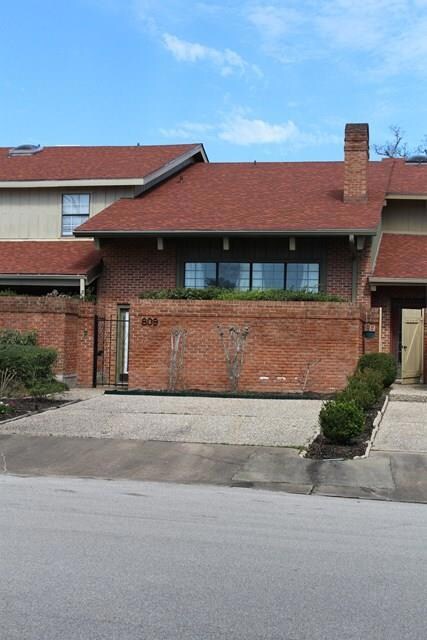 Living Room with gas log fireplace