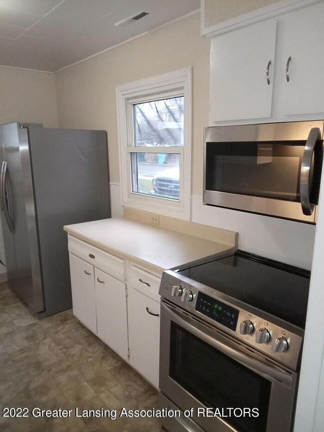 611 Lenore Ave, Lansing, MI 48910 - photo 4