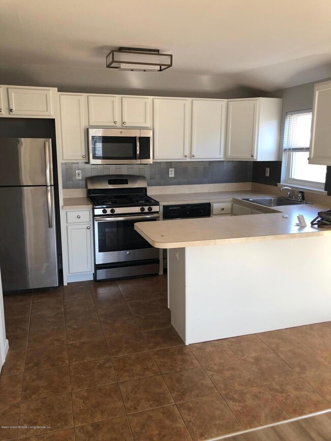 71 Railroad Ave, Staten Island, NY 10305 - photo 5