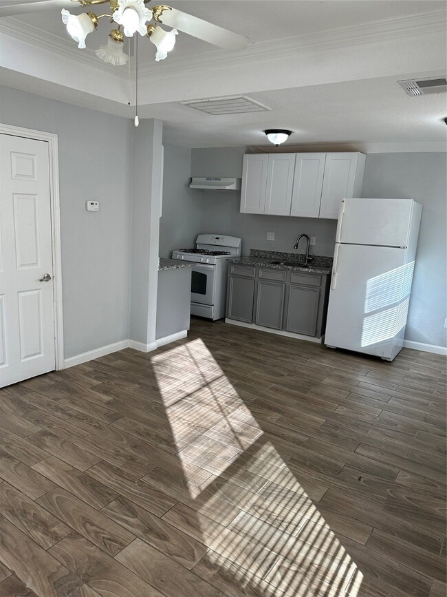 69 1/2 Neyland St, Houston, TX 77022 - photo 7