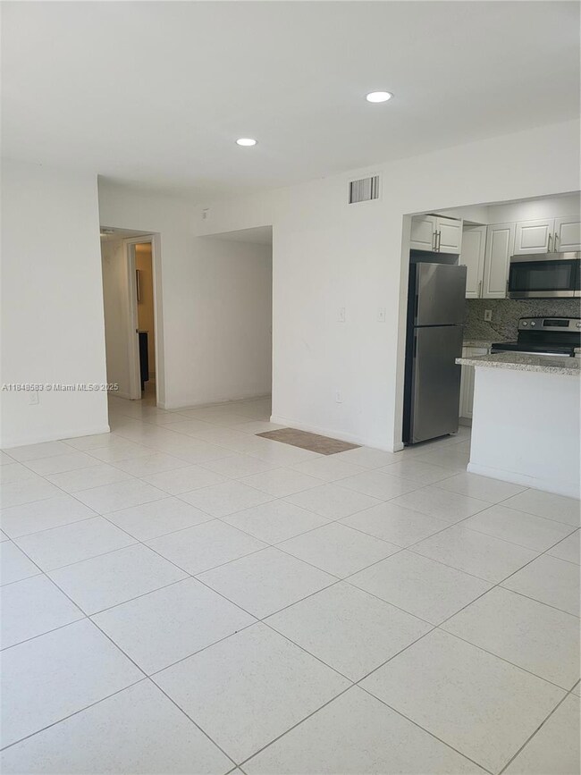 17500 NW 68th Ave unit D3010, Hialeah, FL 33015 - photo 2