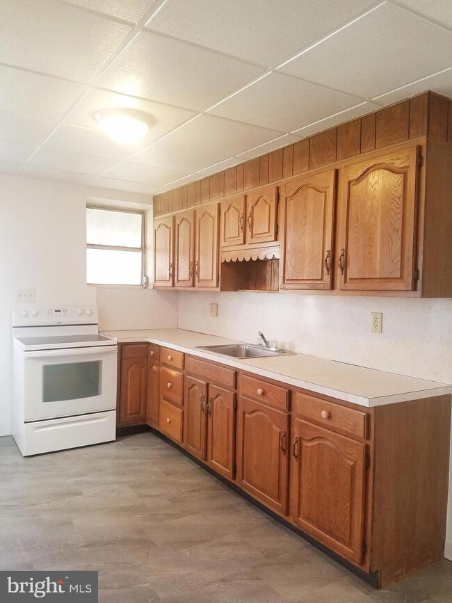 933 Pike St, Reading, PA 19604 - photo 7