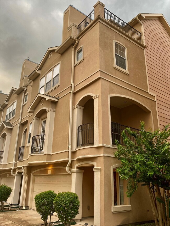 A row of modern townhouses with a stucco exterior