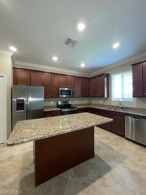 Kitchen with large Island