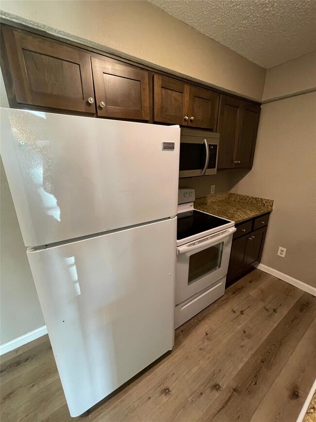 327 SE 3rd St unit 102, Grand Prairie, TX 75051 - photo 6