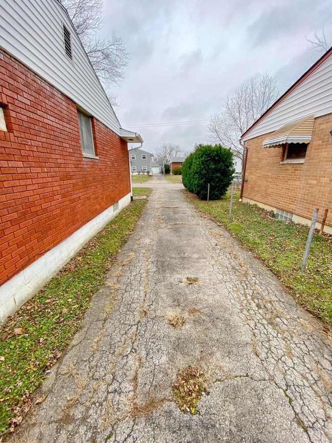 719 Glenmoor Dr, Columbus, OH 43228 - photo 4