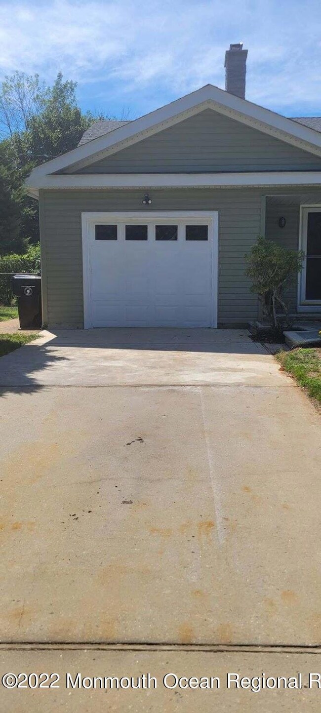 27 Hilltop Garage Door