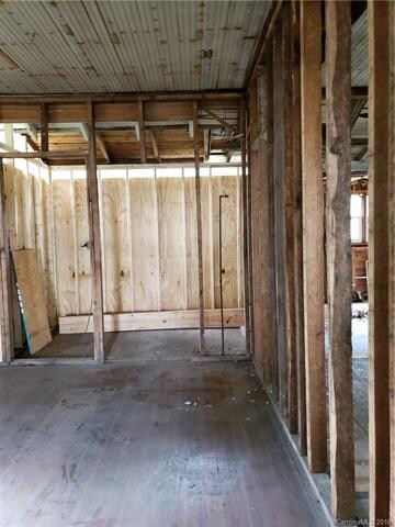 Would make a great kitchen area -- close up that b