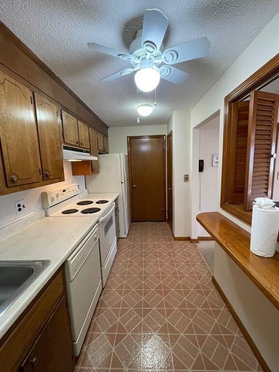 6 Hallmark Gardens unit 9, Burlington, MA 01803 - photo 5