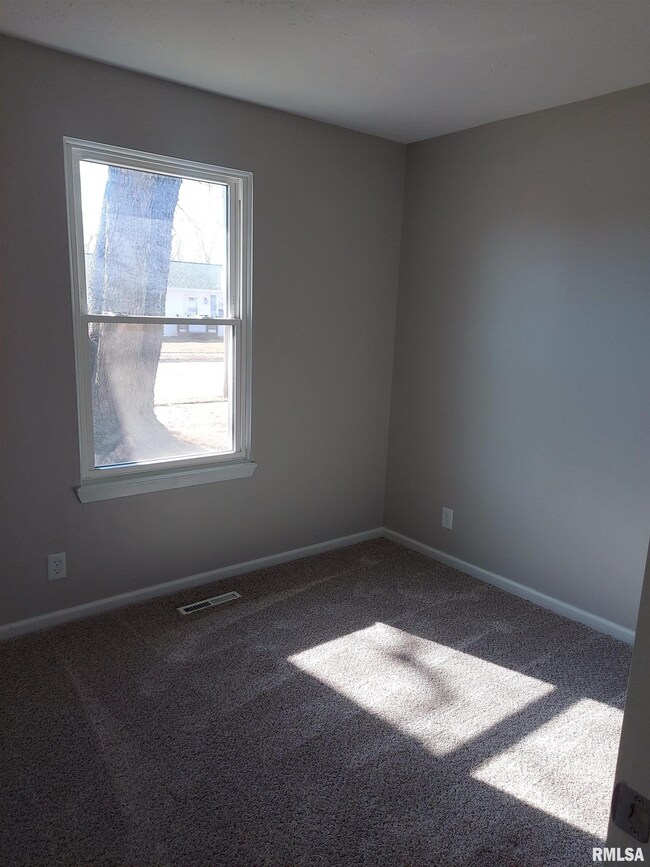 1716 W 58th St, Davenport, IA 52806 - photo 7