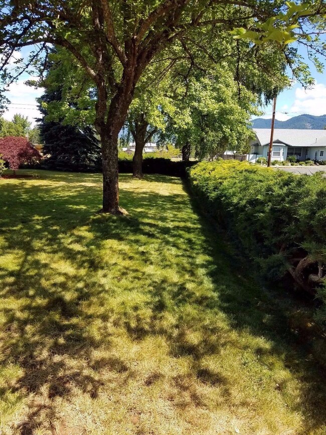 100 Saradan Ln, Grants Pass, OR 97527 - photo 5